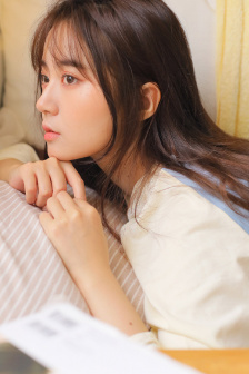 打扑克的男女